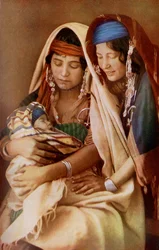Afrique. Deux femmes bédouines avec un nouveau-né. 1920